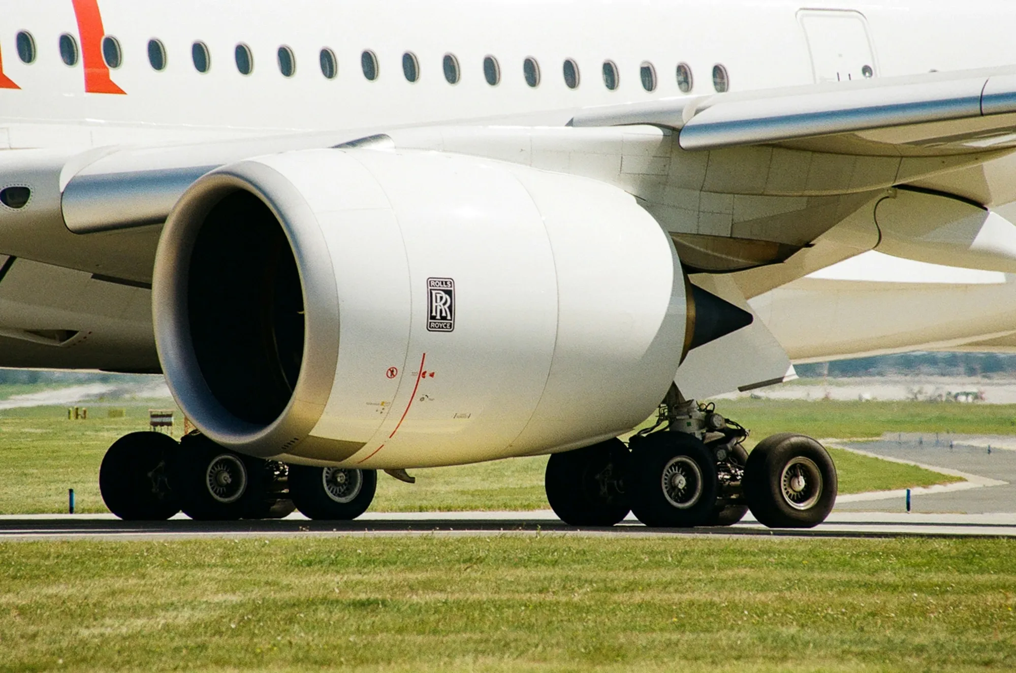 Por qué subió (mucho) el precio del combustible de avión y qué significa para tu próximo vuelo