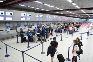 ¿Compraste un pasaje para otra persona? Esto dice el Sernac sobre exigir la tarjeta física para embarcar