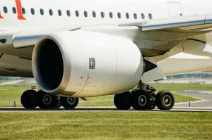 Por qué subió (mucho) el precio del combustible de avión y qué significa para tu próximo vuelo